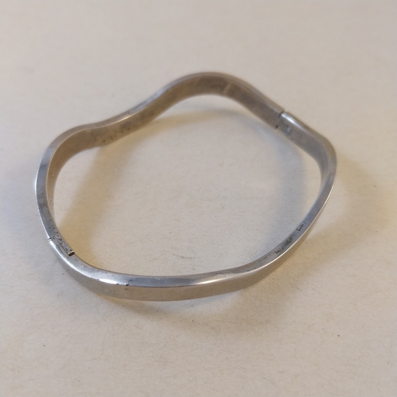 Elegant Sterlig Silver Wave Bangle - Picture 5 of 14